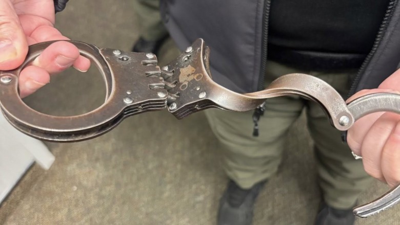 Więzień wygiął kajdanki gołymi rękami. Nietypowa sytuacja w areszcie na Florydzie