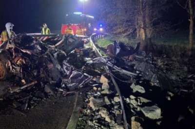 Audi rozpadło się na kawałki po zderzeniu z przystankiem. 19-letniego kierowcy nawet nie reanimowano