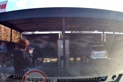 Awantura na myjni w Poznaniu. Internauci uznali, że autor nagrania też mógł zachować się inaczej