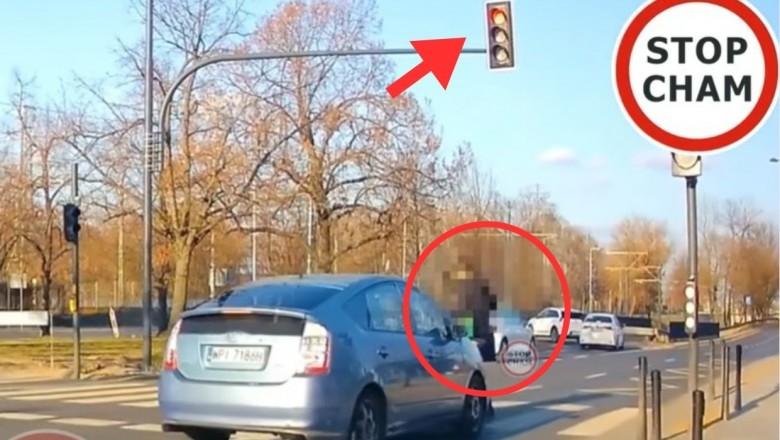 Potrącenie na przejściu w Warszawie. Kierująca wjechała na czerwonym świetle, świadek udostępnił nagranie