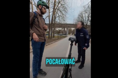 „Trochę myśleć trzeba” Policjantka wyszła z radiowozu i nawrzeszczała na rowerzystę