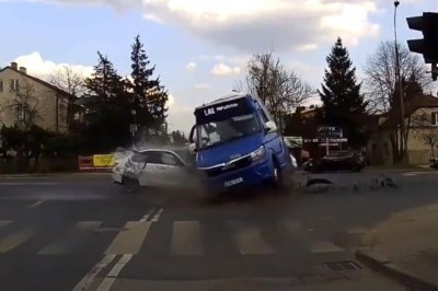 BMW dosłownie wbiło się w autobus na skrzyżowaniu. Pasażerka wypadła przez szybę