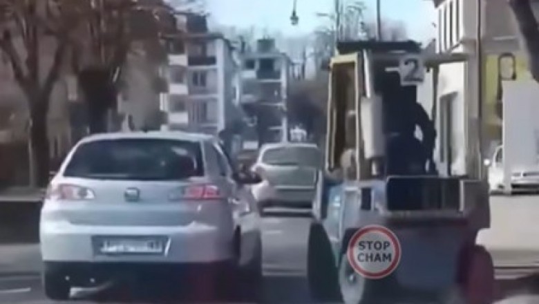 Wózkiem widłowym nadział Seata na widły. Nagranie jak z GTA - Trzcianka