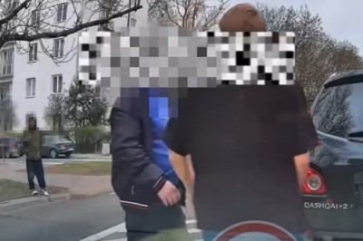 Bójka kierowców na środku ulicy w Warszawie. Poszło o pierwszeństwo na skrzyżowaniu