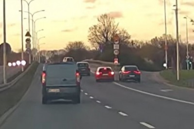 Narwany kierowca Opla zajeżdża i spycha z drogi Renault. Świadek udostępnił nagranie
