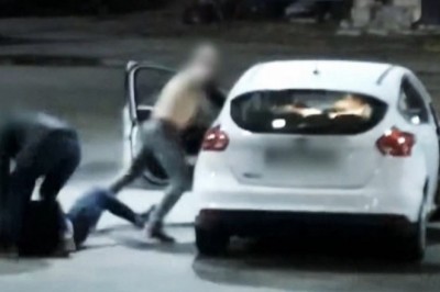 Policjanci którzy mieli pobić chorego 49-latka w Będzinie usłyszeli zarzuty - nagranie