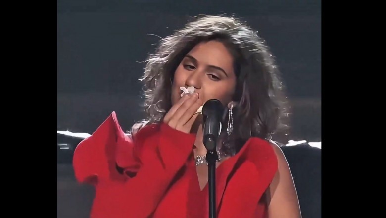 Alessia Cara podczas występu zmyła makijaż i zdjęła perukę. Ten występ miał mocne przesłanie