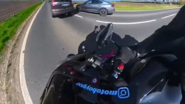 Motocyklista wrzucił nagranie, na którym skarży się na kierowcę. Internauci szybko zauważyli, że sam łamał przepisy