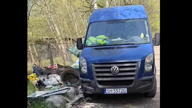 Przyłapani na gorącym uczynku jak wyrzucają śmieci przy drodze. Musieli wszystko zapakować