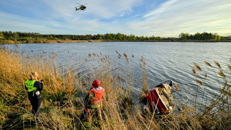 Tragedia w Bolimowie. BMW wpadło do wody po driftowaniu. Dwie osoby nie żyją, trzecia walczy o życie