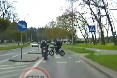 Dzwon motocyklisty bez uprawnień z pijanym rowerzystą na elektryku. Nagranie z Mielca
